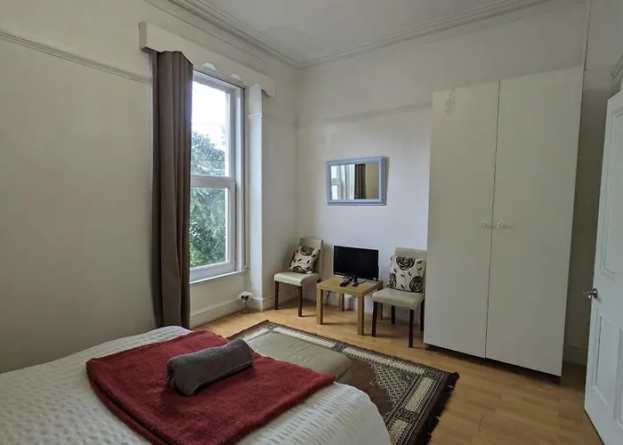 Ensuite Room In Family Home Sketty 5